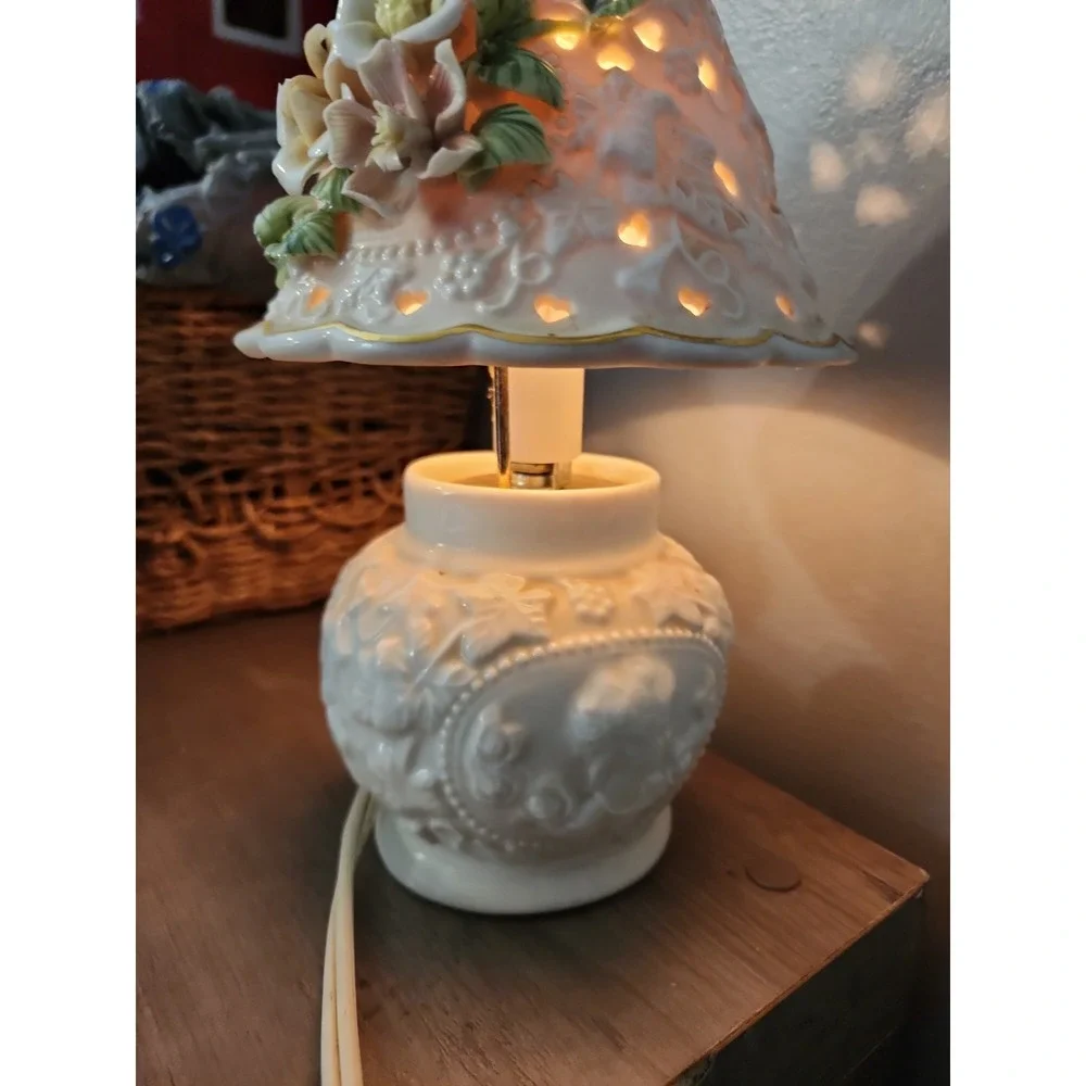 Vintage Ceramic Victorian Style Lamp w/ 3D Flowers 19